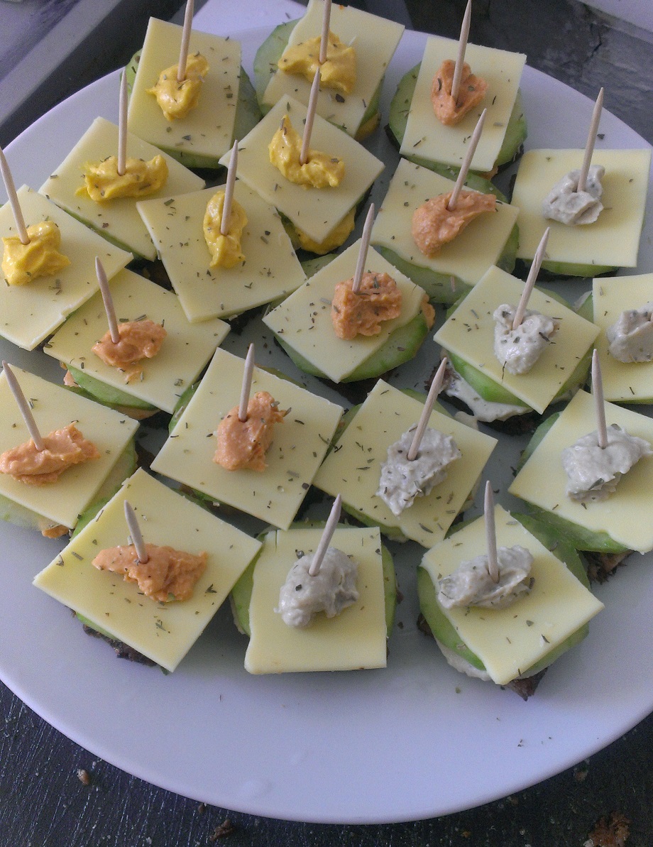 Tofu-Schnittchen mit Hummus, Gurke und Käse | Steine