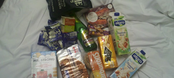 Smoothies, Bourbon Cream Cookies, Crumpets, Mandelmilch, Haselnussmilch, Pear Cider, weiße Schokoladenbuttons, Houmus, Schokolade, Chips, Linda McCartney’s Vegetarian Sausages, Cracker (gekauft bei TESCO, Manchester)