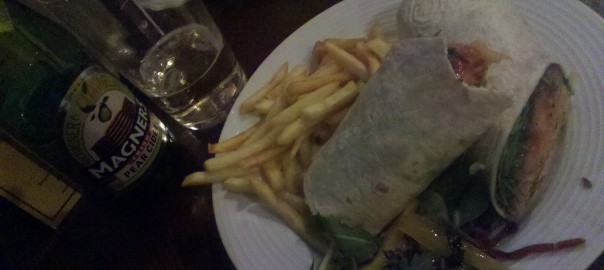 Wraps, Pommes und Magner’s Pear Cider (in der Odder Bar, Manchester)
