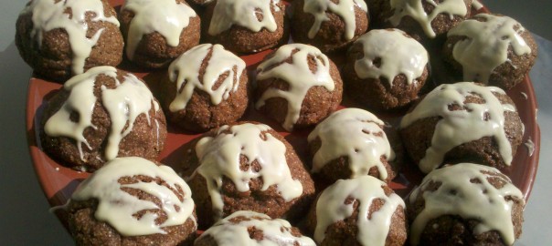 Schoko-Erdnuss-Kekse mit Puderzuckerglasur