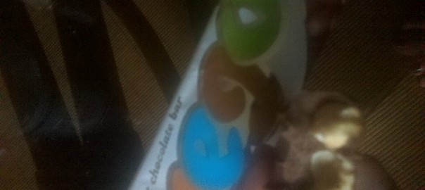 Schokoladenriegel mit ganzen Haselnüssen