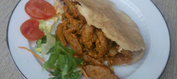 Gefüllte Pitatasche mit Tomaten, Salat und Erdnuss-Chili-Schnetzeln