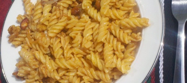 Pasta mit Zwiebeln, Knoblauchscheibchen, Mandeln, Walnüssen und Tom Yum