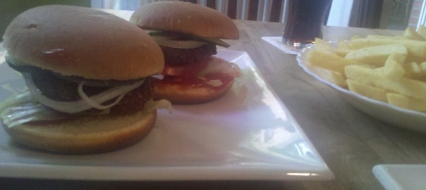 Veggieburger mit Pommes (in der Schuhfabrik, Ahlen)