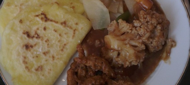 Gefüllte Kartoffeltaschen mit veganem Mozzarella, Sojaschnetzel in Erdnuss-Chili-Sauce, Blumenkohl mit brauner Sauce, karamellisiertes Gemüse