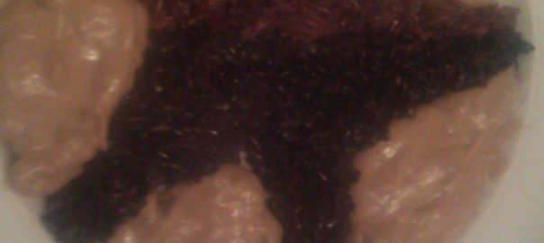 Roter und schwarzer Reis mit Erdnusssauce