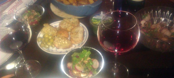 Wedges, Ciabatta, Pesto, Oliven, gerösteter Knoblauch, Salat, Kirschwein