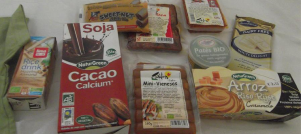 Tofu Rosso, Vürstchen, Bratfilets, Schokosojamilch, Schokoreismilch, Karamellpudding, weiße Reismilchschokolade, Brotaufstrich, Haselnussriegel (gekauft im Begin Vegan, Logroño)