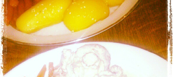 Frittierte Pilztaschen, karamellisierte Möhrchen, gebackene Sesamkartoffeln, Sahnesauce mit frittierten Champignons und gebratenen Mandel-Nuss-Tofuwürfeln