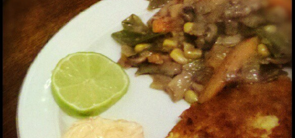 Gemüse, Mais, Walnüsse, Zuckererbsen in Käse-Limetten-Bechamelsauce, Chilimayo und Sojaschnitzel