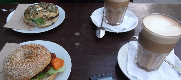 Belegte Bagels und Sojalatte Macchiato (im Veganz, Berlin)