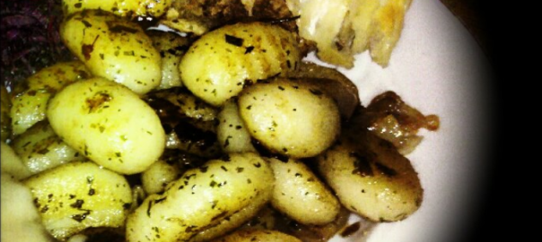 Maronen-Mandel-Braten im Blätterteigmantel, Rotkohl, in portugiesischem Olivenöl geschwenkte Kräutergnocchi an einem Bett aus karamellisierten Zwiebeln, dazu Muskat-Bechamel-Sauce mit gebratenen Champignons