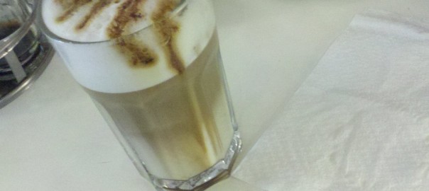 Vanille/Krokant-Cupcakes und Latte Macchiato mit Karamellsirup (im Cakes’n’Treats, Dortmund)