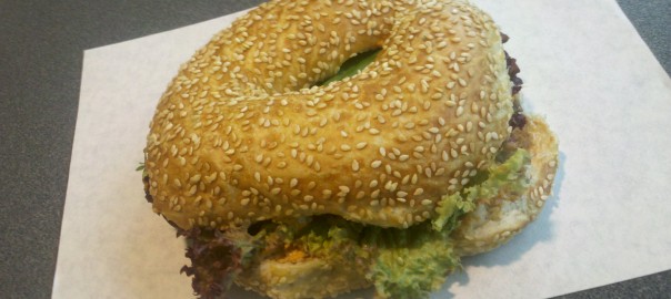 Belegter Sesambagel (in der Cafeteria der Ruhr-Uni, Bochum)