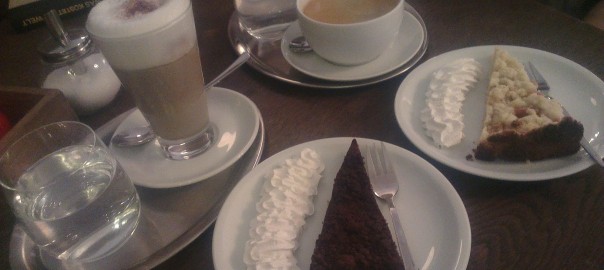 Russischer Zupfkuchen und Apfelkuchen mit Sojasahne, dazu Sojamilchkaffee (im SpecOps, Münster)