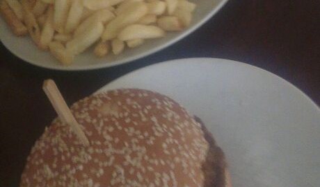 Big-Kahuna-Burger mit Pommes, dazu vegane Mayo, Zwiebeln und Satésauce (im Blondie’s, Bochum)