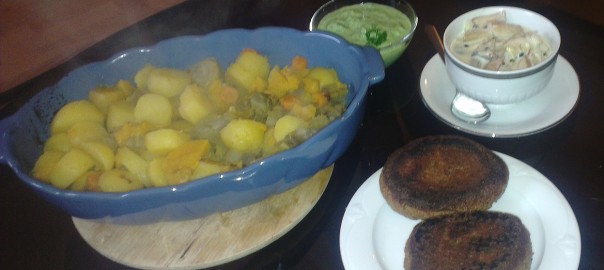 Hacksteaks, Champignon-Rahm-Sauce, schreiendgrünes Petersilien-Zaziki, buntes Gemüse