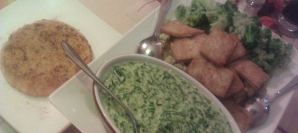 Riesenrösti mit Gemüse, gebratenem Tofu und Spinat-Knoblauch-Sahne-Sauce (im RöSaSu, Hamm)