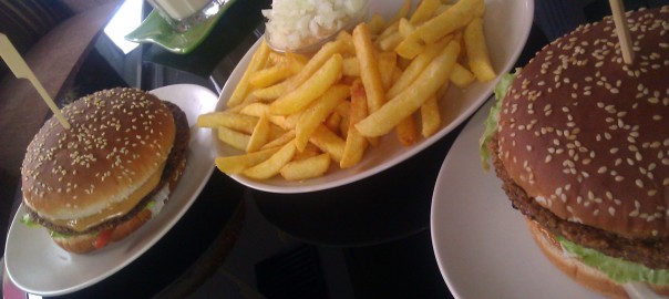 Hamburger mit Satésauce, Pommes frites mit Mayo und Satésauce (im Blondie’s, Bochum)