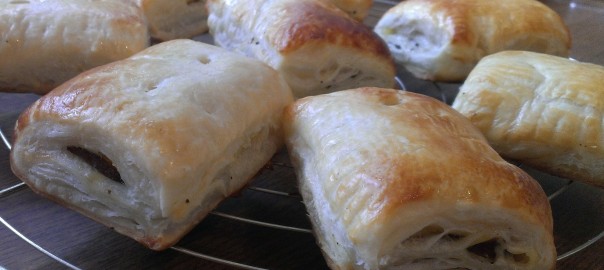 Gefüllte Blätterteigtaschen mit gewürzter Cuisine, angebratenem Räuchertofu, frischen Champignons, Wilmersburger Pizzaschmelz und krossen Knoblauchscheibchen