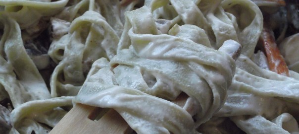 Grüne Tagliatelle mit Cashewsauce, gewürfelten Champignons, Räuchertofustückchen, Seitanscheibchen und karamellisierten Zwiebeln und Möhrchen