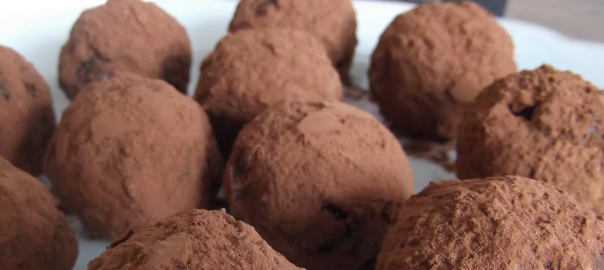 Energiebällchen mit Kakao und Zimt