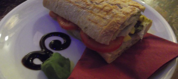 Cappuccino, heiße Schokolade und Pestobaguette (bei Signor Verde, Köln)