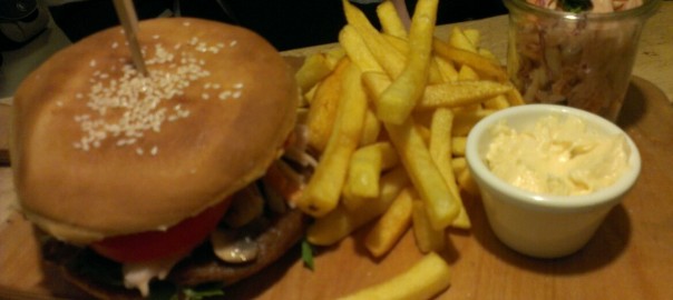 Charleston-Burger mit Fritten, Flammkuchen, Snickers-Mousse (im Schnell Veg, Düsseldorf)