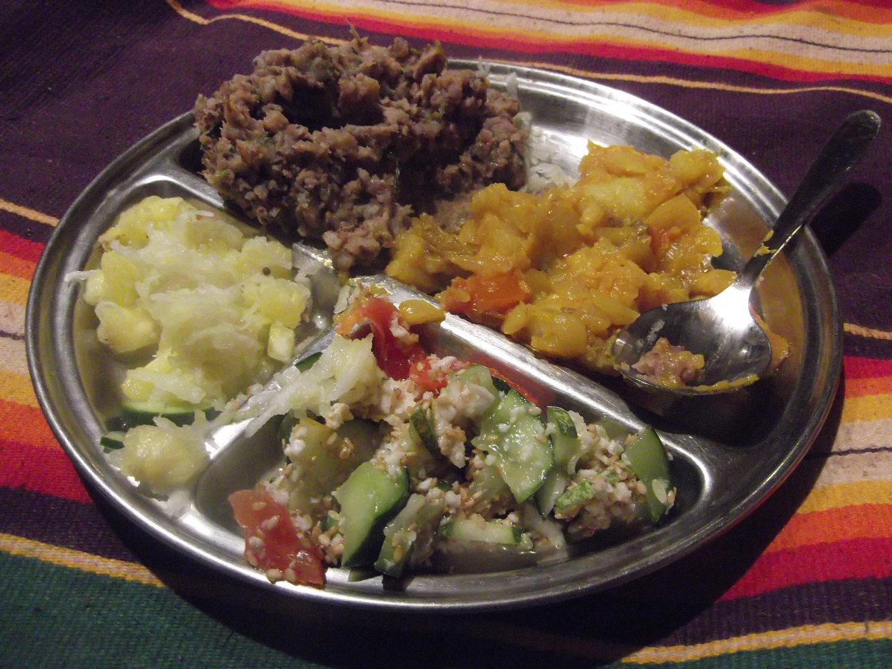 Gemüse, Salat, Kartoffeln mit Tahin und Kokos (im Sadhana Forest, Auroville, Indien)