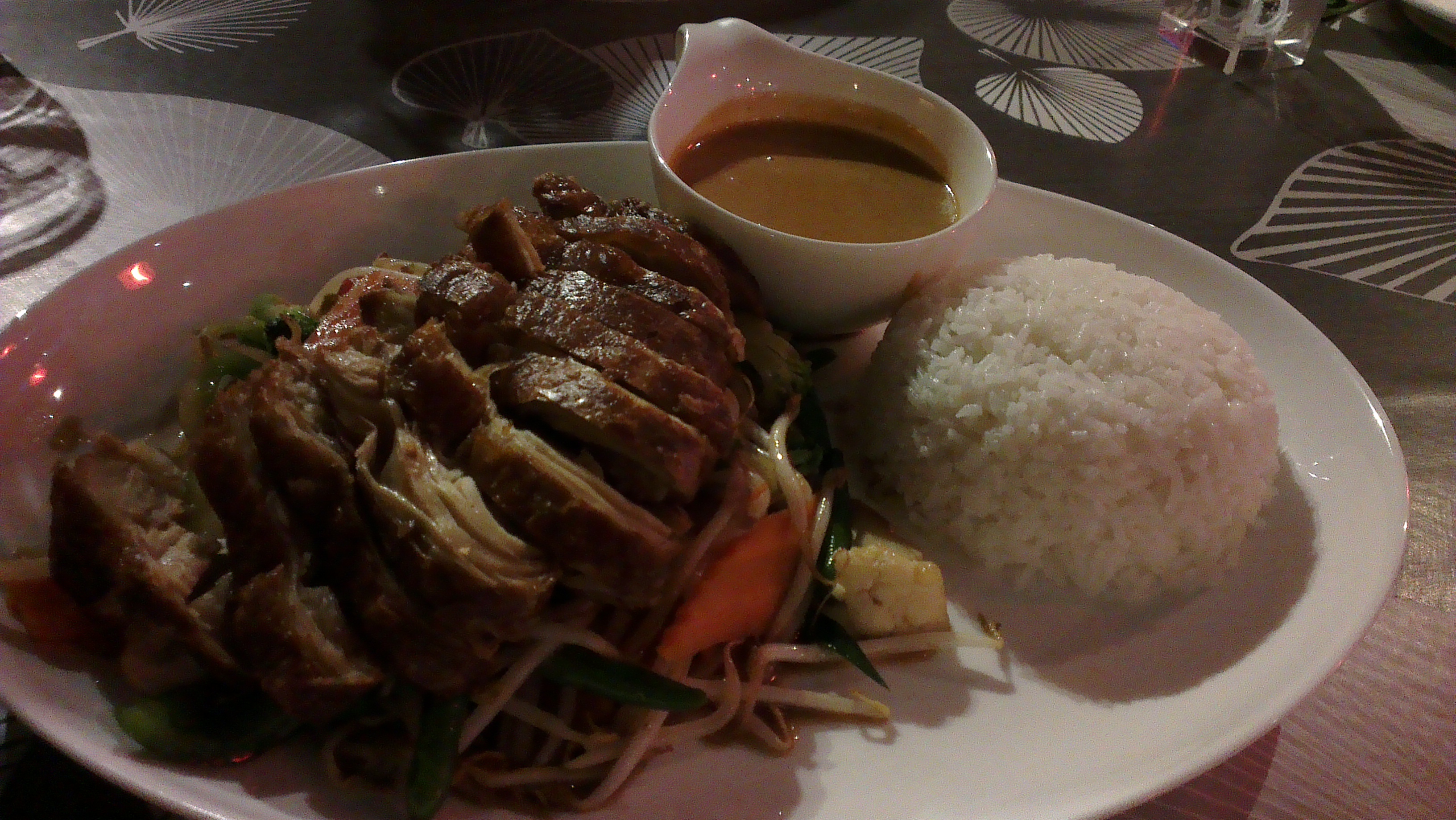 Ente an Wokgemüse und Reis mit Erdnusssauce (im Asia Vegan Chay, Bottrop)