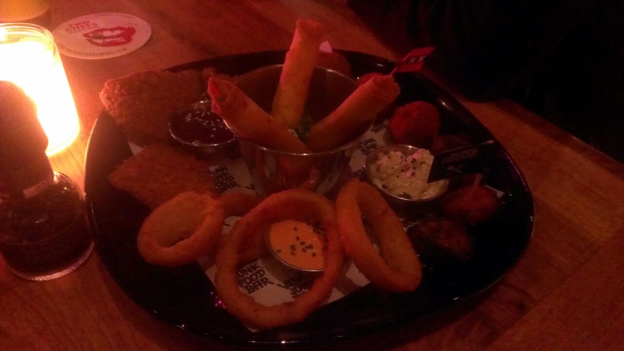 Jumbo Platter mit Bitterballen, Nuggets, Golden Seaweed Nuggets und Onion Rings (Vegan Junk Food Bar, Amsterdam, Niederlande)