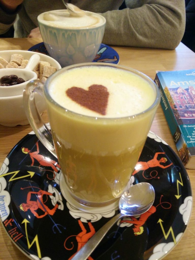 Golden Almond Latte (Bagels & Beans, Amsterdam, Niederlande) Steine