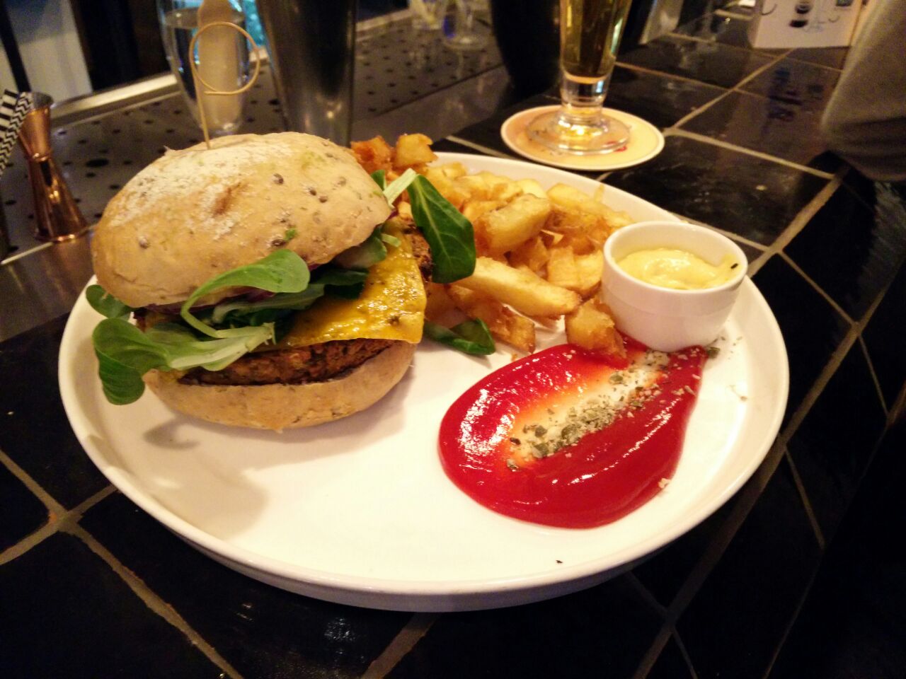 MD-Burger mit Käse und Pommes (Meatless District, Amsterdam, Niederlande)