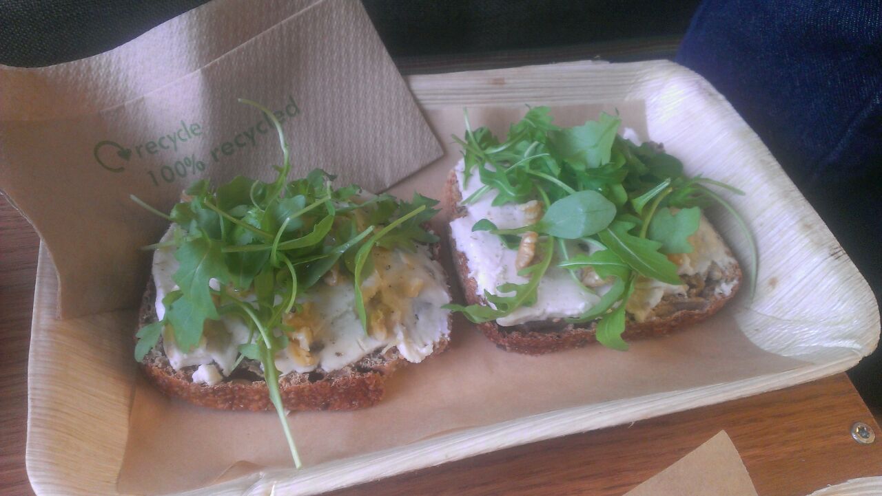 Spelt Sandwich mit veganem Mandelbrie, Feigenmarmelade, Rukola und Walnüssen (Vegabond, Amsterdam, Niederlande)